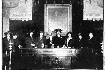 María Espinosa presidiendo la conferencia en la Real Academia de Jurisprudencia y Legislación (1920)